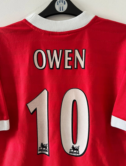 Maillot de foot vintage domicile rouge et blanc de liverpool de la saison 1998/2000. On peut retrouver l'équipementier Reebok et le sponsor Carlsberg. Le maillot est floqué du numéro 10 Michael Owen. Il s'agit d'un maillot authentique d'époque.
