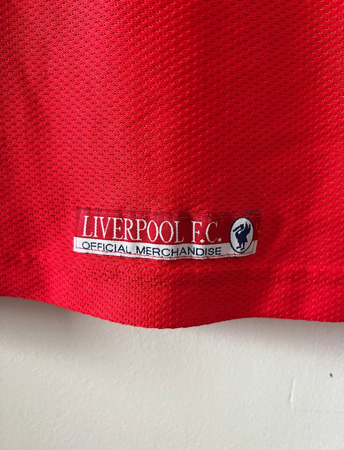 Maillot de foot vintage domicile rouge et blanc de liverpool de la saison 1998/2000. On peut retrouver l'équipementier Reebok et le sponsor Carlsberg. Le maillot est floqué du numéro 10 Michael Owen. Il s'agit d'un maillot authentique d'époque.