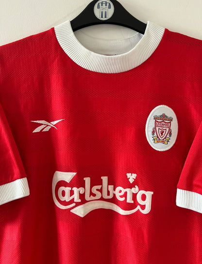 Maillot de foot vintage domicile rouge et blanc de liverpool de la saison 1998/2000. On peut retrouver l'équipementier Reebok et le sponsor Carlsberg. Le maillot est floqué du numéro 10 Michael Owen. Il s'agit d'un maillot authentique d'époque.