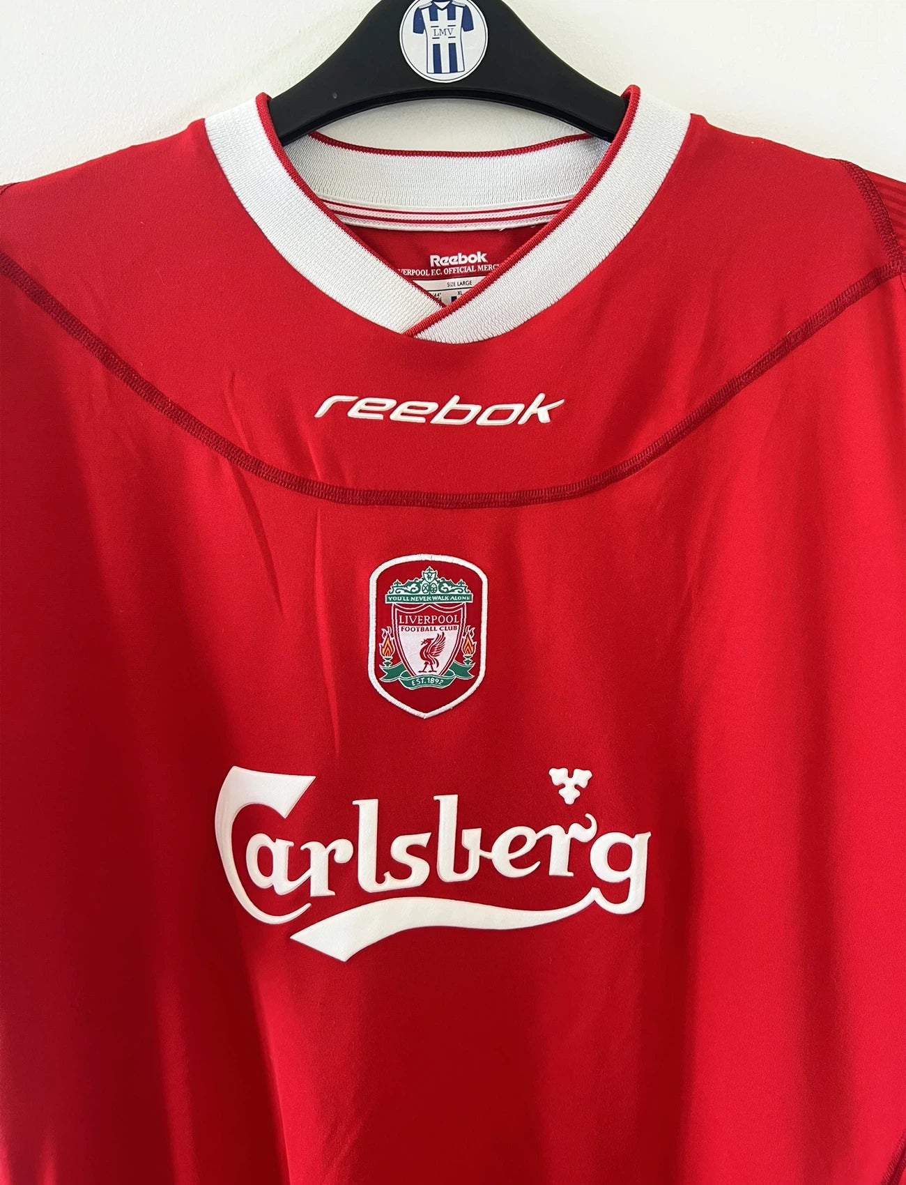 Maillot de foot vintage domicile rouge de liverpool de la saison 2002/2004. On peut retrouver l'équipementier Reebok. Il s'agit d'un maillot authentique d'époque