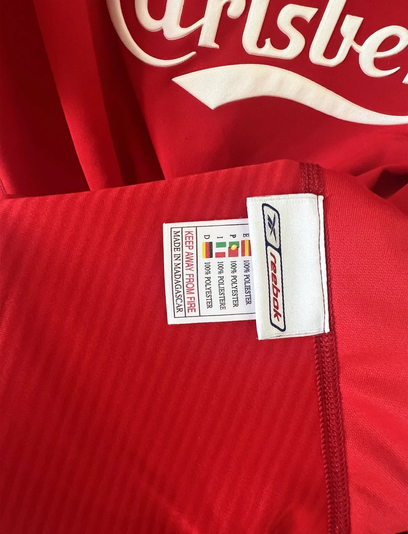 Maillot de foot vintage domicile rouge de liverpool de la saison 2002/2004. On peut retrouver l'équipementier Reebok. Il s'agit d'un maillot authentique d'époque