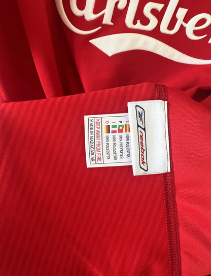 Maillot de foot vintage domicile rouge de liverpool de la saison 2002/2004. On peut retrouver l'équipementier Reebok. Il s'agit d'un maillot authentique d'époque