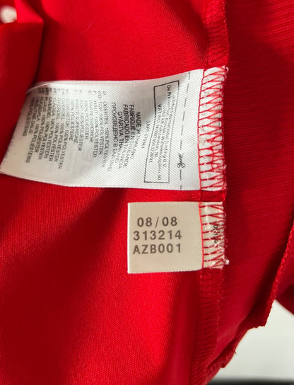 Maillot de foot vintage domicile rouge de Liverpool 2008/2009. On peut retrouver l'équipementier Adidas et le sponsor Carlsberg. Le maillot est floqué du numéro 23 Carragher. Il s'agit d'un maillot authentique d'époque.