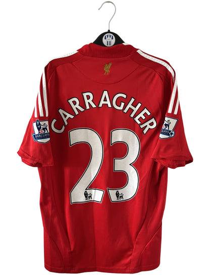 Maillot de foot vintage domicile rouge de Liverpool 2008/2009. On peut retrouver l'équipementier Adidas et le sponsor Carlsberg. Le maillot est floqué du numéro 23 Carragher. Il s'agit d'un maillot authentique d'époque.