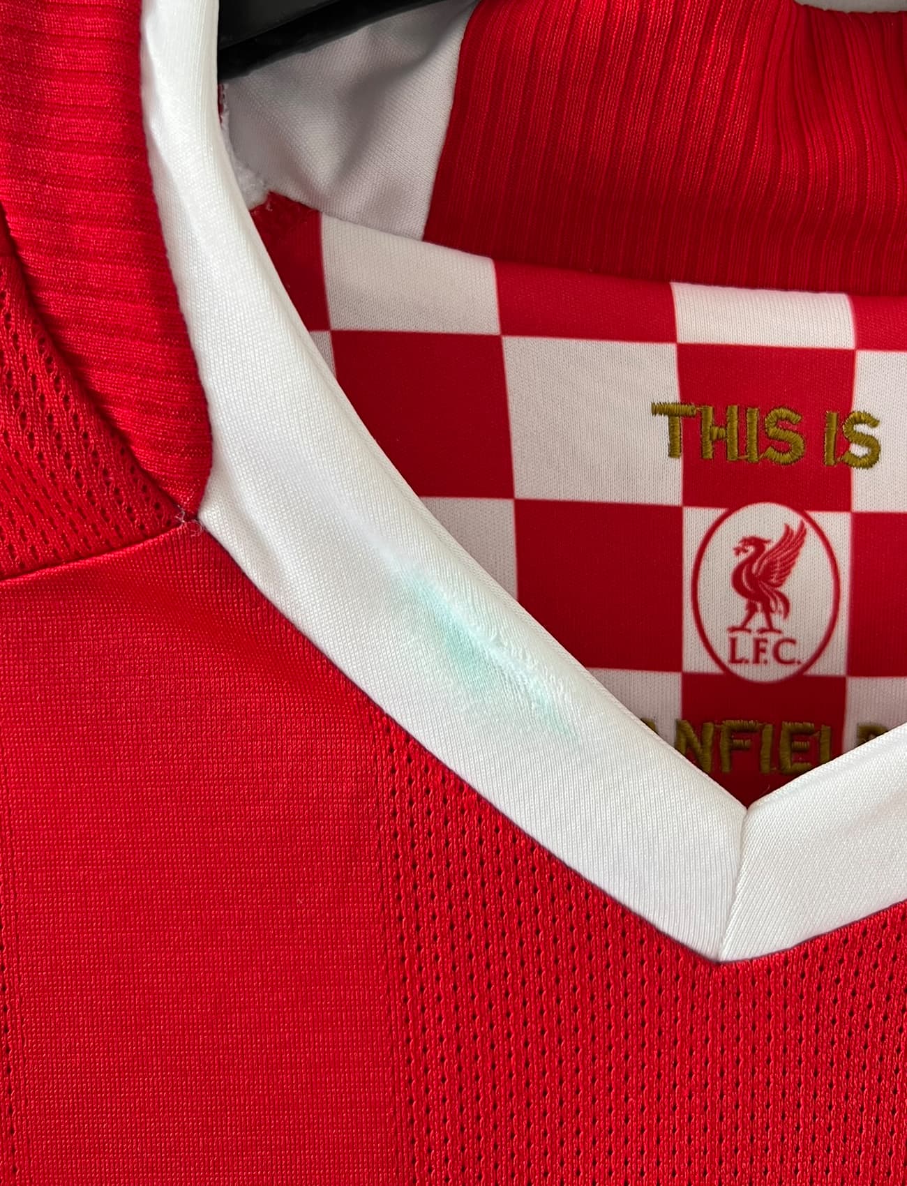 Maillot de foot vintage domicile rouge de Liverpool 2008/2009. On peut retrouver l'équipementier Adidas et le sponsor Carlsberg. Le maillot est floqué du numéro 23 Carragher. Il s'agit d'un maillot authentique d'époque.