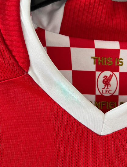 Maillot de foot vintage domicile rouge de Liverpool 2008/2009. On peut retrouver l'équipementier Adidas et le sponsor Carlsberg. Le maillot est floqué du numéro 23 Carragher. Il s'agit d'un maillot authentique d'époque.