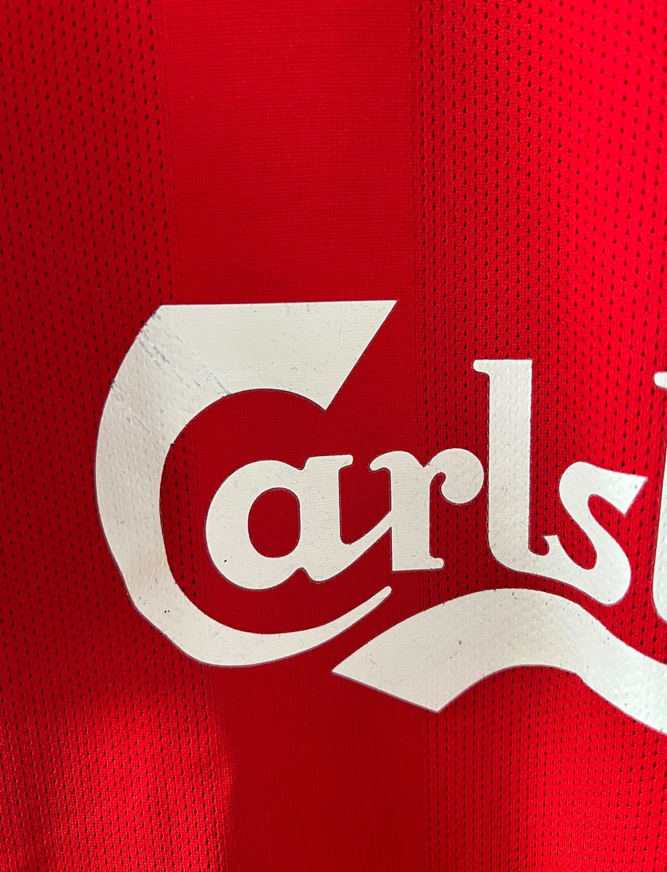 Maillot de foot vintage domicile rouge de Liverpool 2008/2009. On peut retrouver l'équipementier Adidas et le sponsor Carlsberg. Le maillot est floqué du numéro 23 Carragher. Il s'agit d'un maillot authentique d'époque.