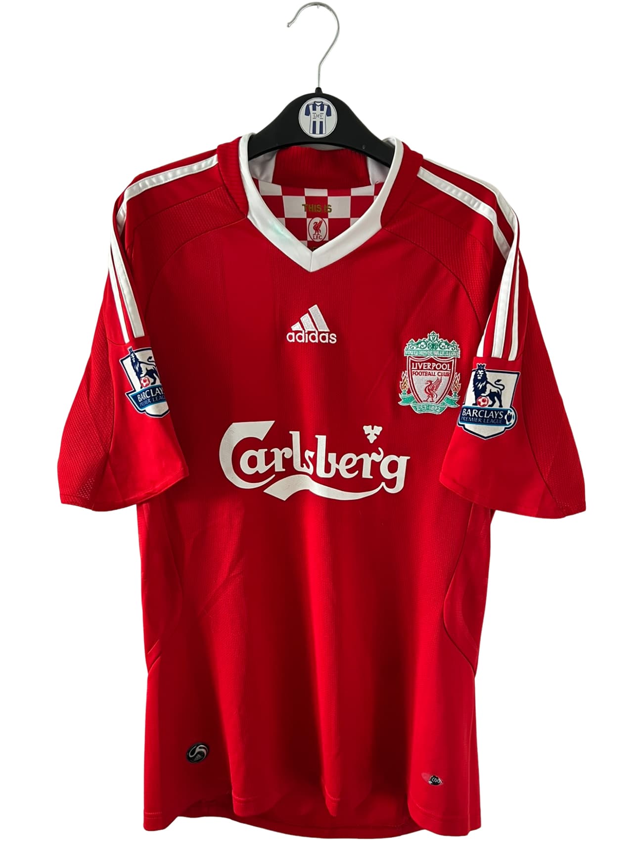 Maillot de foot vintage domicile rouge de Liverpool 2008/2009. On peut retrouver l'équipementier Adidas et le sponsor Carlsberg. Le maillot est floqué du numéro 23 Carragher. Il s'agit d'un maillot authentique d'époque.