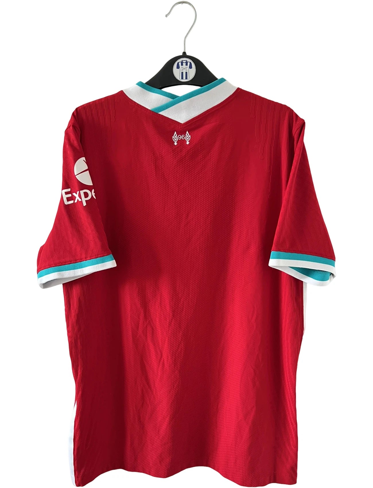 Maillot de foot vintage domicile rouge de Liverpool 2020/2021 en version vapor. On peut retrouver l'équipementier Nike et le sponsor Standard Chartered. Il s'agit d'un maillot authentique d'époque.
