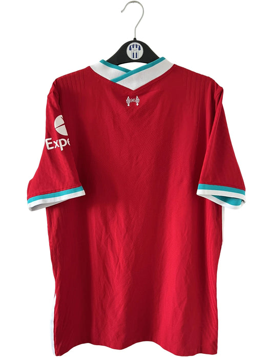Maillot de foot vintage domicile rouge de Liverpool 2020/2021 en version vapor. On peut retrouver l'équipementier Nike et le sponsor Standard Chartered. Il s'agit d'un maillot authentique d'époque.