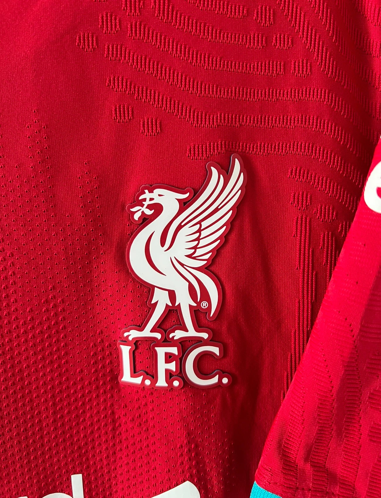 Maillot de foot vintage domicile rouge de Liverpool 2020/2021 en version vapor. On peut retrouver l'équipementier Nike et le sponsor Standard Chartered. Il s'agit d'un maillot authentique d'époque.