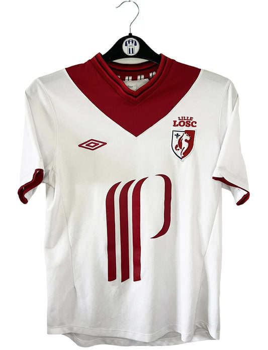 Maillot extérieur du LOSC lors de la saison 2012 2013. On retrouve l'équipementier umbro. Le maillot est de couleur blanc et rouge