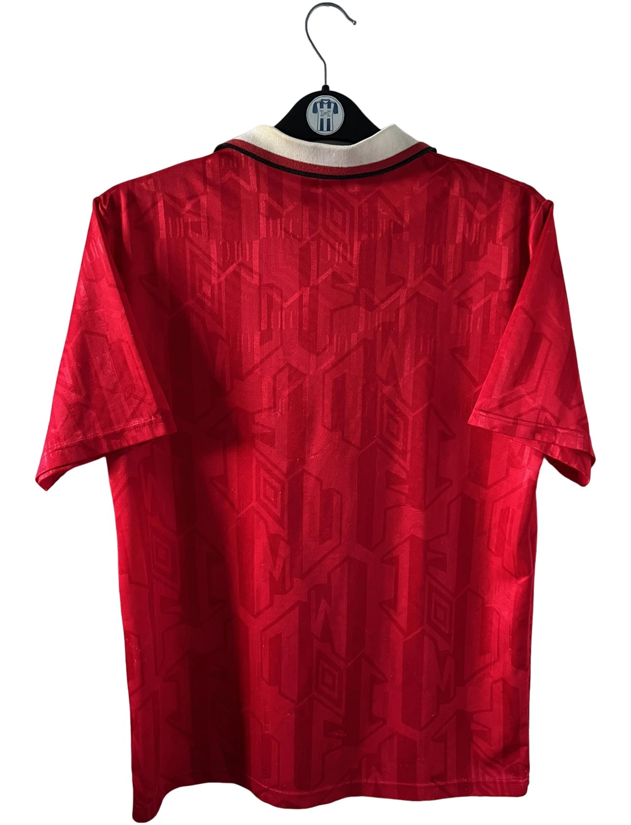 Maillot de foot vintage domicile rouge de manchester united 1992/1994. On peut retrouver l'équipementier umbro et le sponsor Sharp. Il s'agit d'un maillot authentique d'époque.