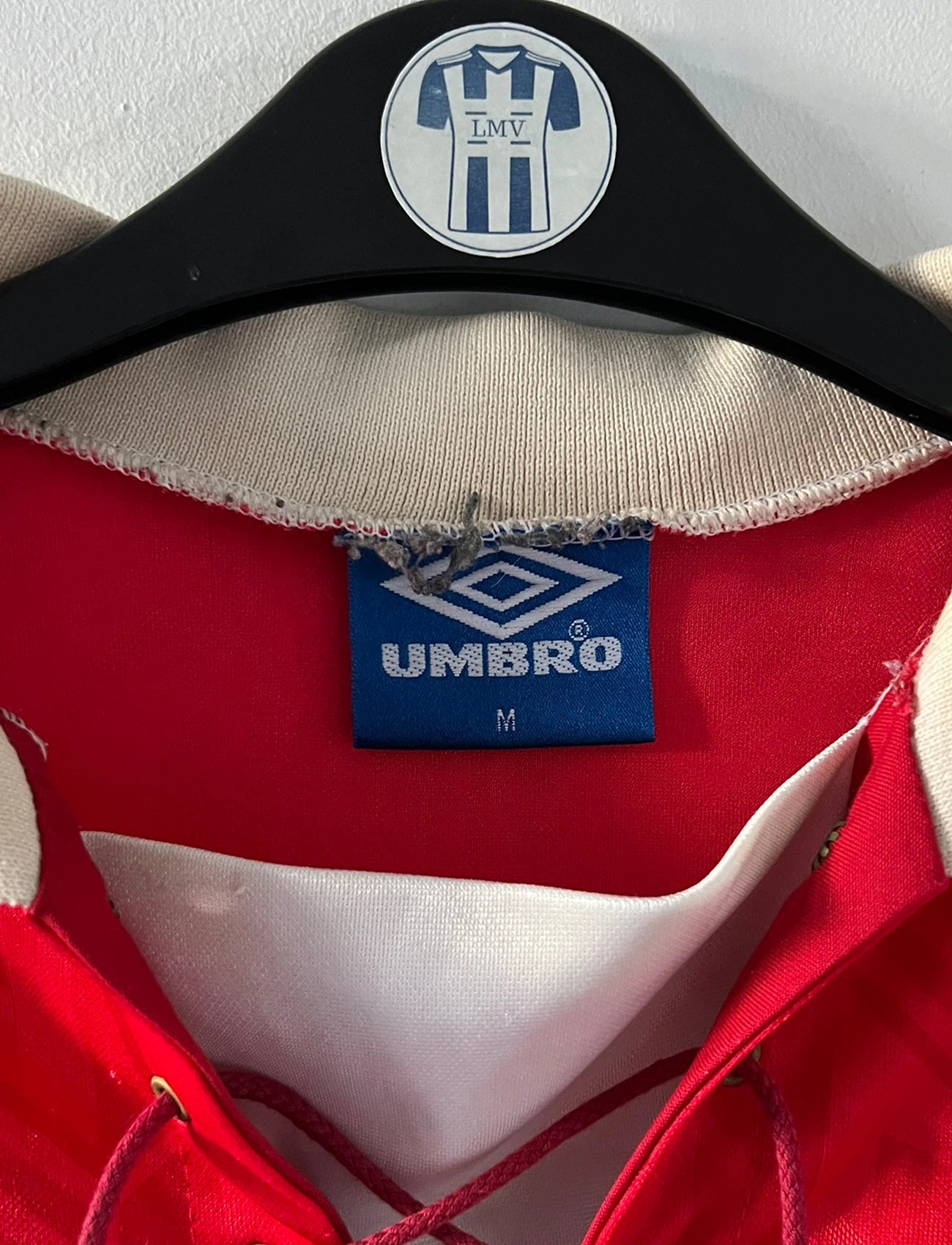 Maillot de foot vintage domicile rouge de manchester united 1992/1994. On peut retrouver l'équipementier umbro et le sponsor Sharp. Il s'agit d'un maillot authentique d'époque.