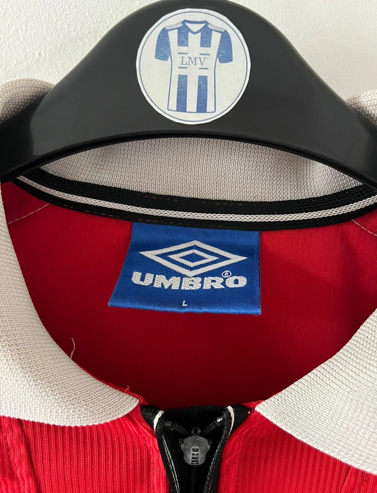 Maillot de foot vintage domicile rouge de Manchester United saison 1998/2000. On peut retrouver l'équipementier Umbro et le sponsor Sharp. Il s'agit d'un maillot authentique d'époque.