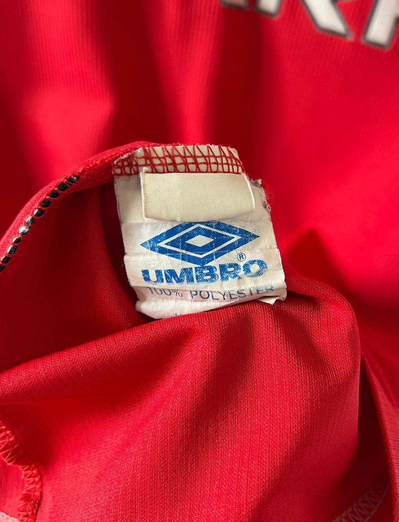 Maillot foot vintage domicile rouge de Manchester United 1998. On peut retrouver l'équipementier Umbro et le sponsor Sharp. Il s'agit d'un maillot authentique d'époque.