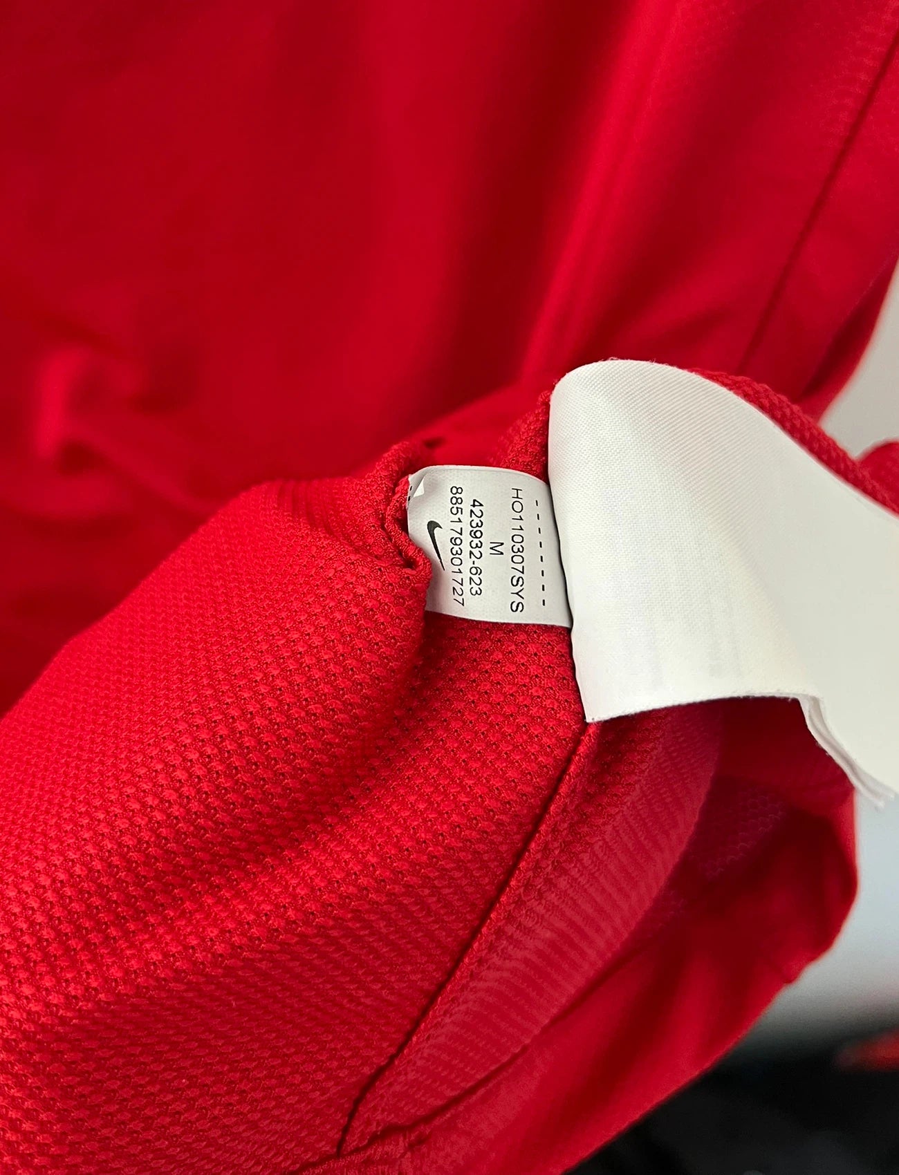Maillot de foot vintage domicile rouge de Manchester United 2011/2012. On peut retrouver l'équipementier Nike et le sponsor Aon. Il s'agit d'un maillot authentique d'époque.