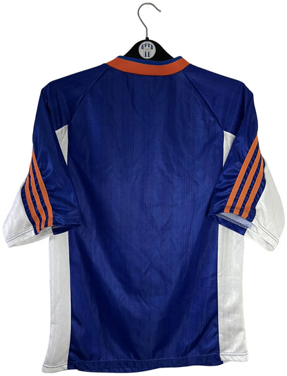 Maillot de foot vintage domicile bleu de Montpellier de la saison 1999/2000. On peut retrouver l'équipementier Adidas et le sponsor Toshiba. Il s'agit d'un maillot authentique d'époque.