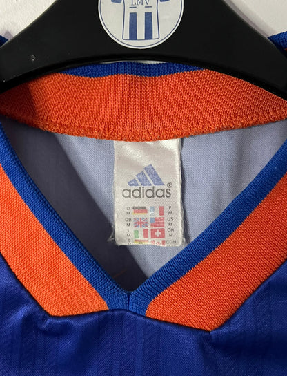 Maillot de foot vintage domicile bleu de Montpellier de la saison 1999/2000. On peut retrouver l'équipementier Adidas et le sponsor Toshiba. Il s'agit d'un maillot authentique d'époque.