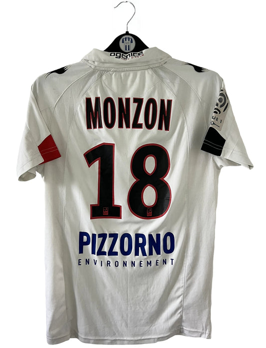 Maillot de foot vintage extérieur blanc de l'OGC Nice porté par Fabian Monzon lors de la saison 2011/2012. On peut retrouver l'équipementier Burrda Sport et le sponsor Mutuelle du Soleil. Le maillot est floqué du numéro 18 Fabian Monzon. Il s'agit d'un maillot authentique d'époque.