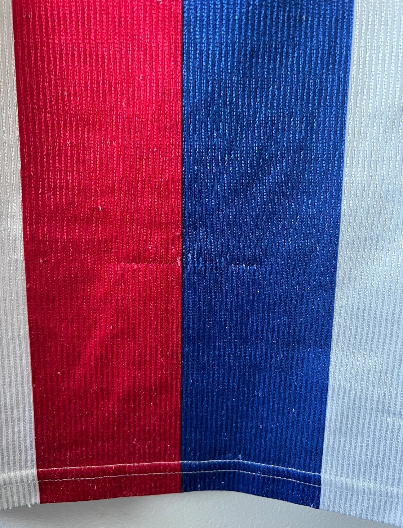 Maillot de foot vintage domicile blanc de l'OL 1999/2000. On peut retrouver l'équipementier Adidas et le sponsor Pathé. Le maillot est floqué du numéro 9 Sonny Anderson. Il s'agit d'un maillot authentique d'époque