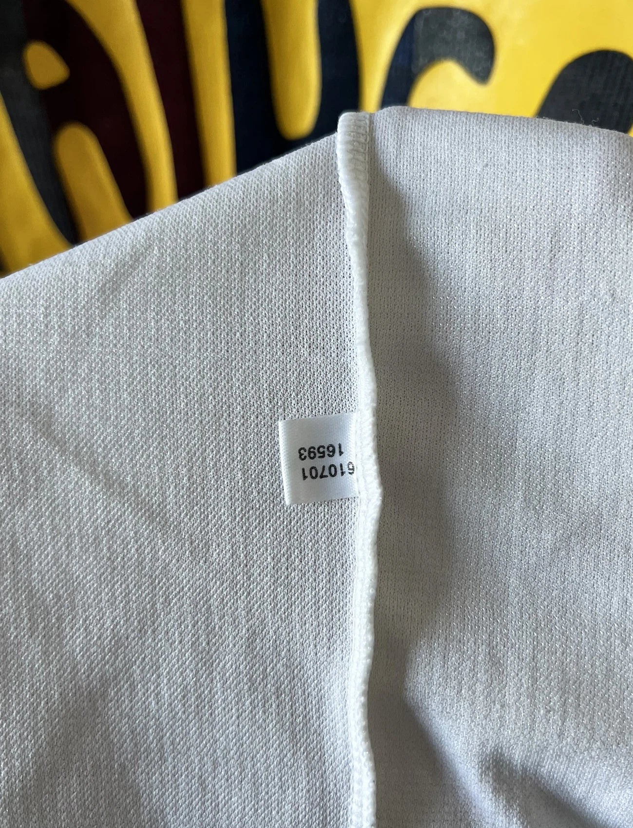 Maillot de foot vintage domicile blanc de l'OL 1999/2000. On peut retrouver l'équipementier Adidas et le sponsor Pathé. Le maillot est floqué du numéro 9 Sonny Anderson. Il s'agit d'un maillot authentique d'époque