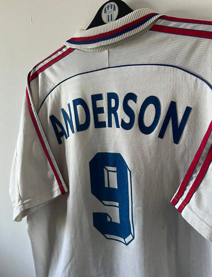 Maillot de foot vintage domicile blanc de l'OL 1999/2000. On peut retrouver l'équipementier Adidas et le sponsor Pathé. Le maillot est floqué du numéro 9 Sonny Anderson. Il s'agit d'un maillot authentique d'époque
