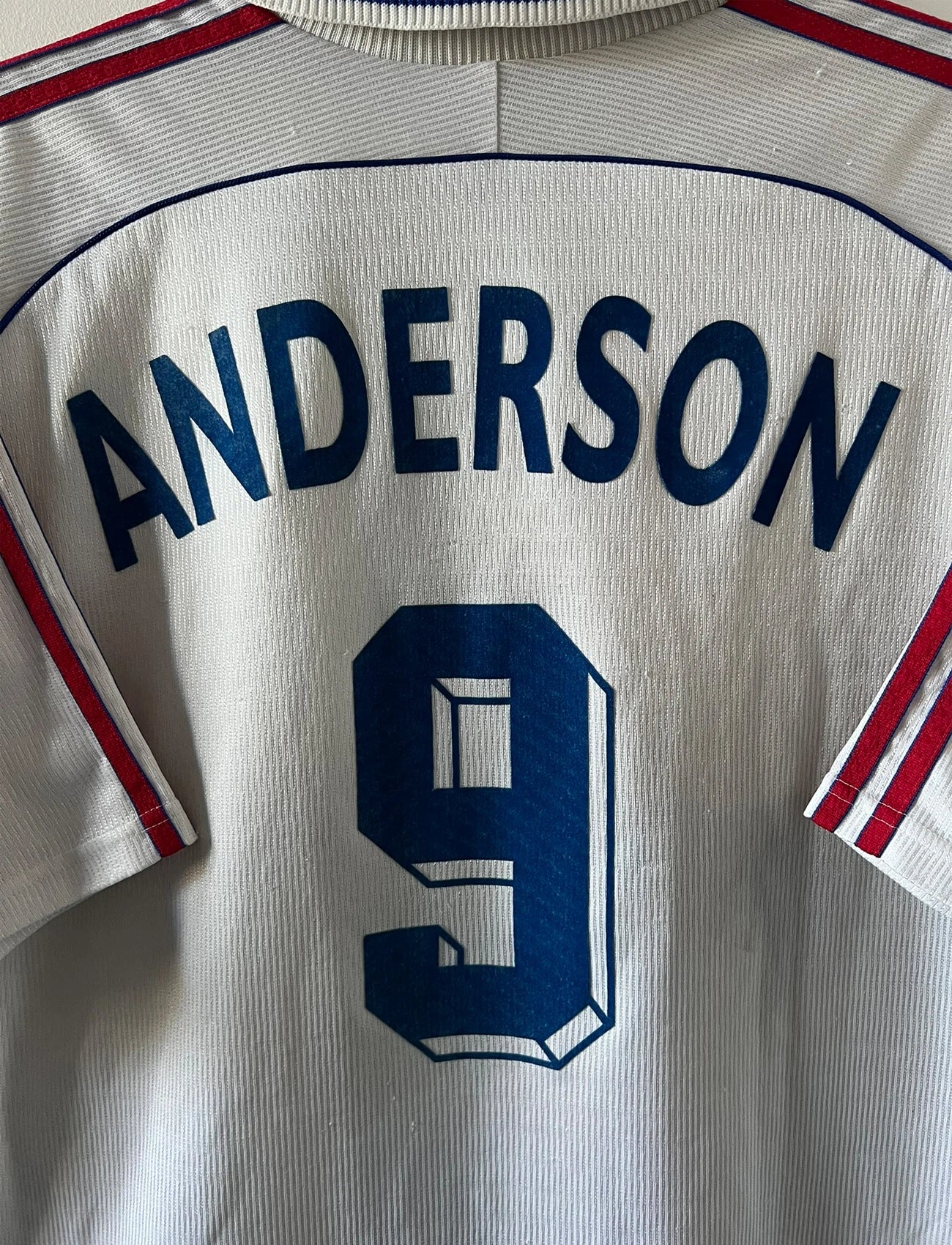 Maillot de foot vintage domicile blanc de l'OL 1999/2000. On peut retrouver l'équipementier Adidas et le sponsor Pathé. Le maillot est floqué du numéro 9 Sonny Anderson. Il s'agit d'un maillot authentique d'époque