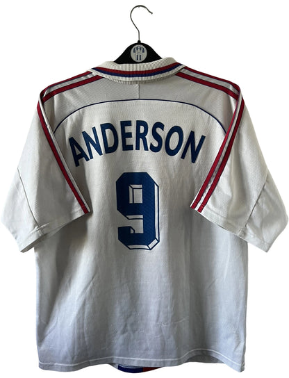 Maillot de foot vintage domicile blanc de l'OL 1999/2000. On peut retrouver l'équipementier Adidas et le sponsor Pathé. Le maillot est floqué du numéro 9 Sonny Anderson. Il s'agit d'un maillot authentique d'époque