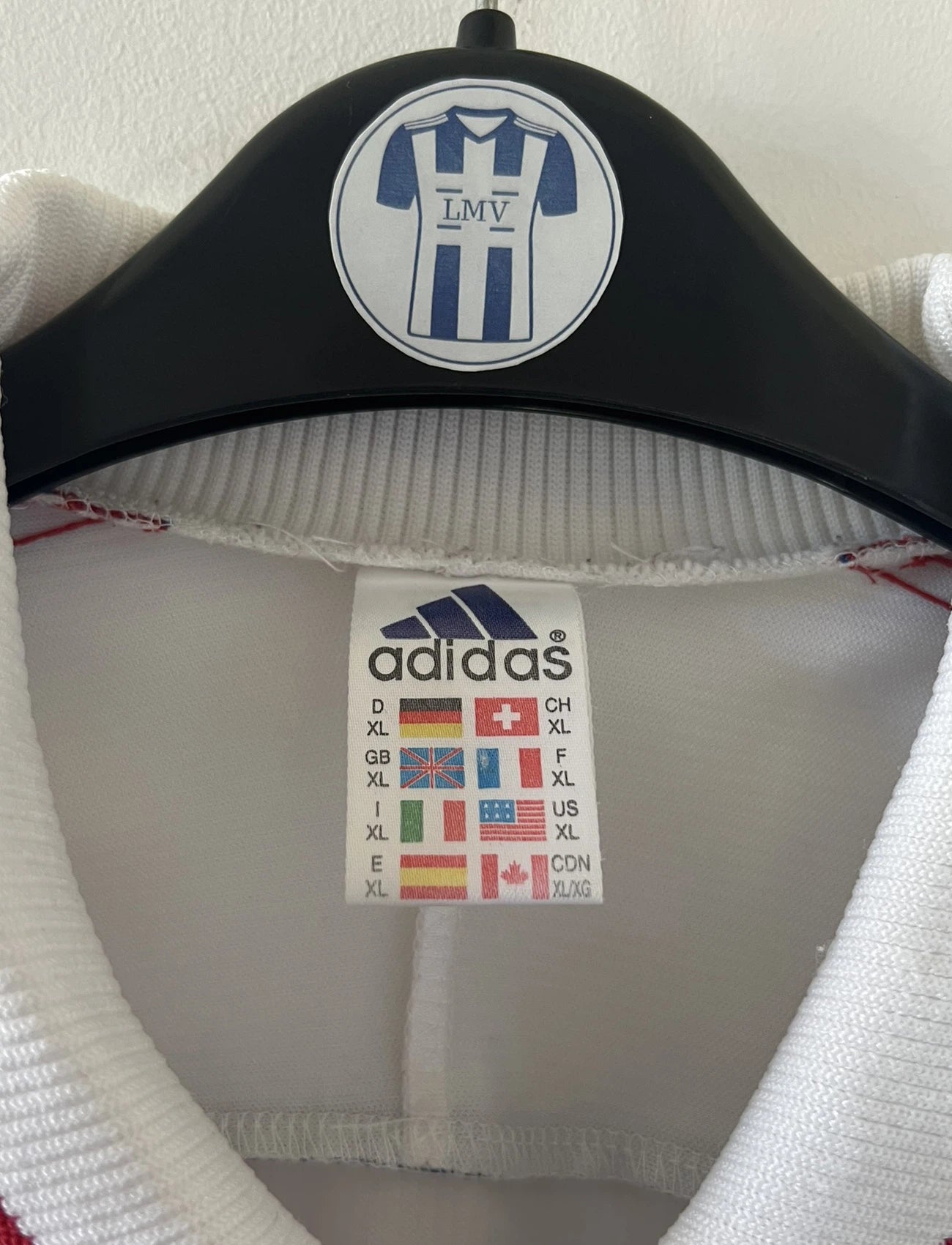 Maillot de foot vintage domicile blanc, bleu et rouge de l'Olympique Lyonnais de la saison 1998/2000. On peut retrouver l'équipementier Adidas et le sponsor Infogrames. Il s'agit d'un maillot authentique d'époque.