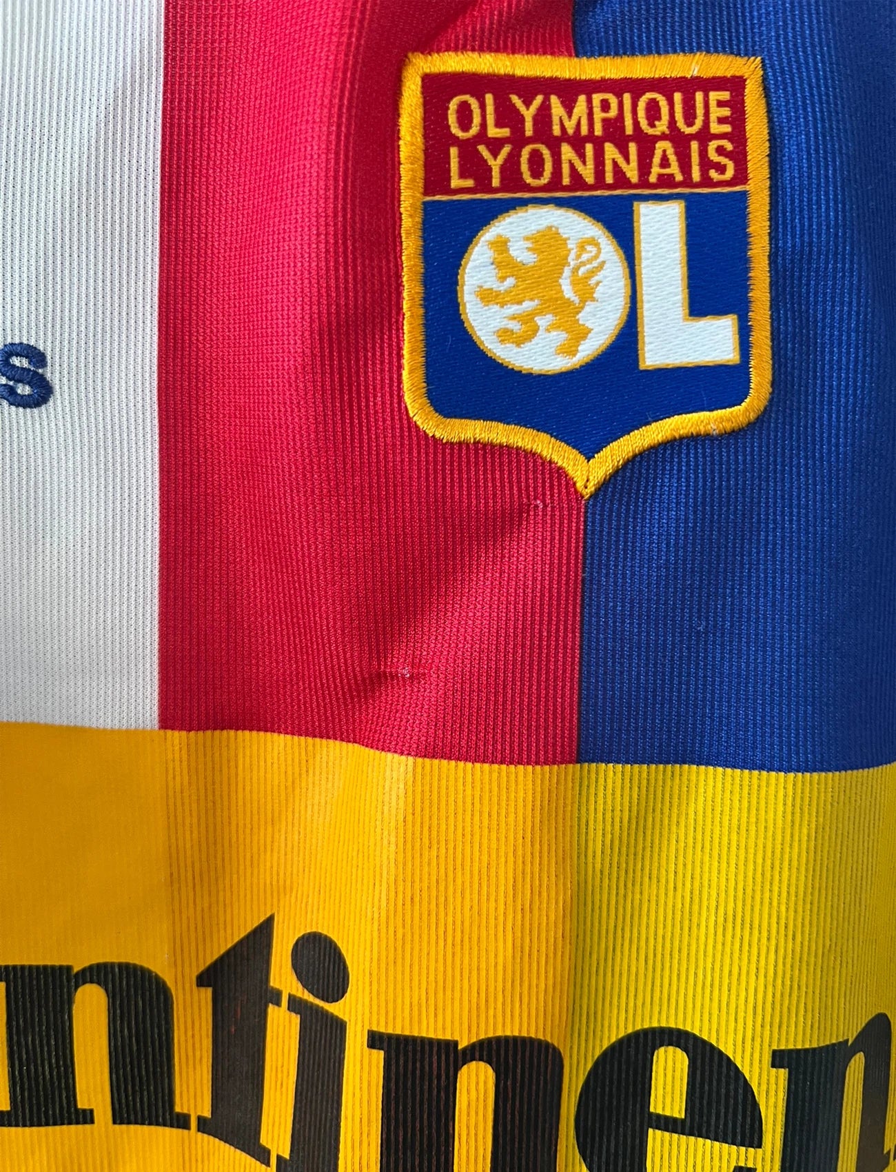 Maillot de foot vintage domicile blanc de l'OL 2000/2001. On peut retrouver l'équipementier Adidas et le sponsor Continental. Le maillot est floqué du numéro 14 Sidney Govou. Il s'agit d'un maillot authentique d'époque.