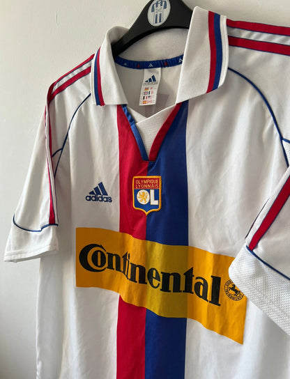 Maillot de foot vintage domicile blanc de l'OL 2000/2001. On peut retrouver l'équipementier Adidas et le sponsor Continental. Le maillot est floqué du numéro 14 Sidney Govou. Il s'agit d'un maillot authentique d'époque.