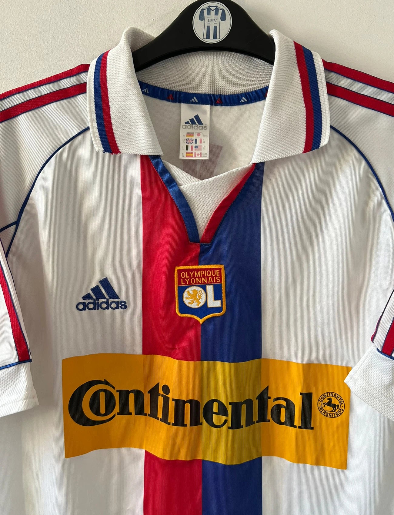 Maillot de foot vintage domicile blanc de l'OL 2000/2001. On peut retrouver l'équipementier Adidas et le sponsor Continental. Le maillot est floqué du numéro 14 Sidney Govou. Il s'agit d'un maillot authentique d'époque.