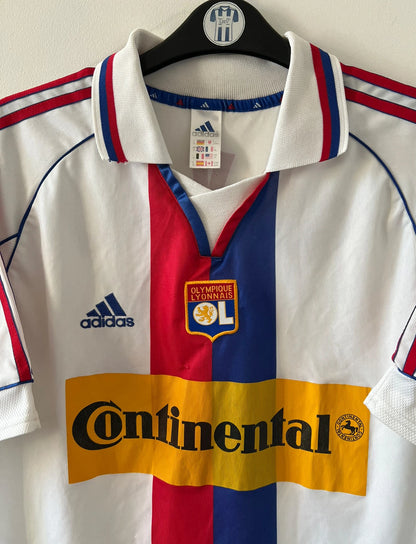 Maillot de foot vintage domicile blanc de l'OL 2000/2001. On peut retrouver l'équipementier Adidas et le sponsor Continental. Le maillot est floqué du numéro 14 Sidney Govou. Il s'agit d'un maillot authentique d'époque.