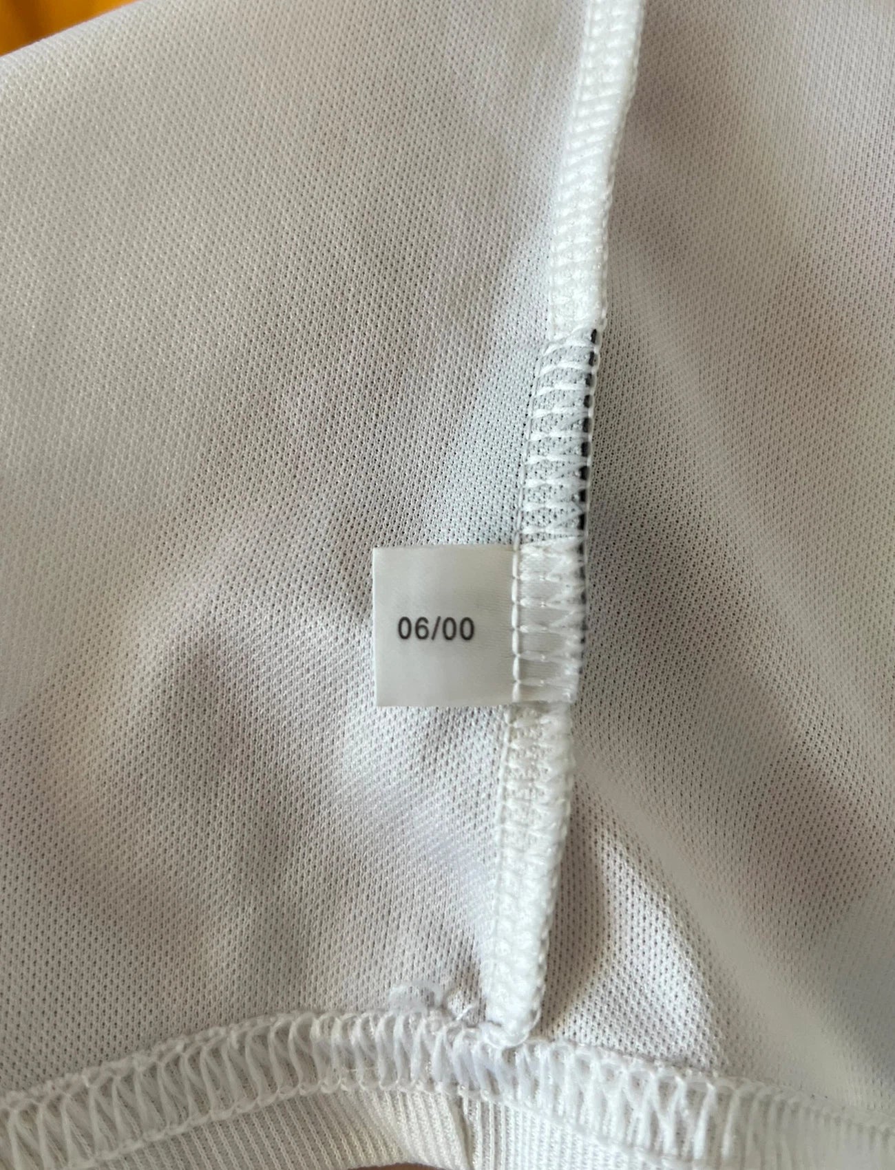 Maillot de foot vintage domicile blanc de l'OL 2000/2001. On peut retrouver l'équipementier Adidas et le sponsor Continental. Le maillot est floqué du numéro 14 Sidney Govou. Il s'agit d'un maillot authentique d'époque.