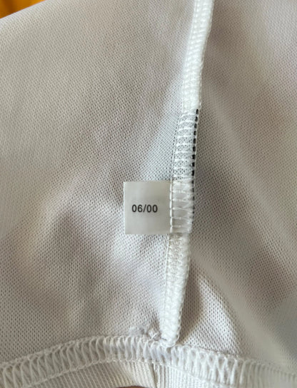 Maillot de foot vintage domicile blanc de l'OL 2000/2001. On peut retrouver l'équipementier Adidas et le sponsor Continental. Le maillot est floqué du numéro 14 Sidney Govou. Il s'agit d'un maillot authentique d'époque.