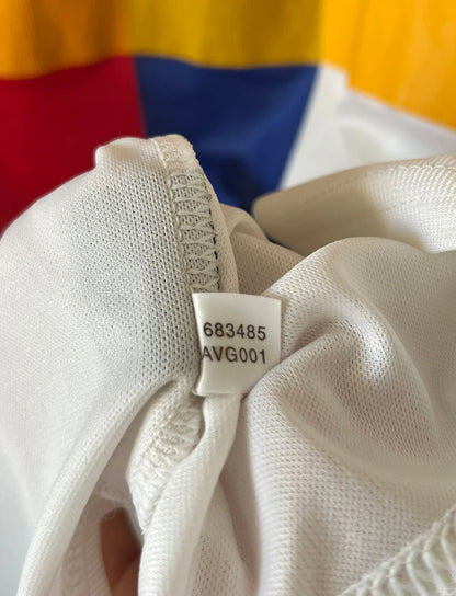 Maillot de foot vintage domicile blanc de l'OL 2000/2001. On peut retrouver l'équipementier Adidas et le sponsor Continental. Le maillot est floqué du numéro 14 Sidney Govou. Il s'agit d'un maillot authentique d'époque.