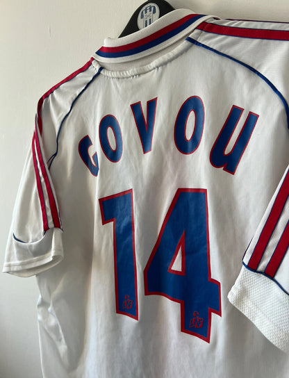 Maillot de foot vintage domicile blanc de l'OL 2000/2001. On peut retrouver l'équipementier Adidas et le sponsor Continental. Le maillot est floqué du numéro 14 Sidney Govou. Il s'agit d'un maillot authentique d'époque.