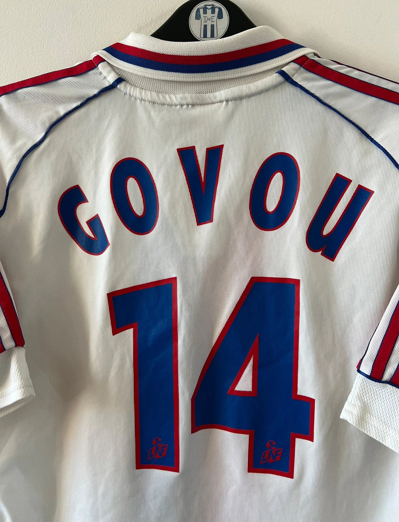 Maillot de foot vintage domicile blanc de l'OL 2000/2001. On peut retrouver l'équipementier Adidas et le sponsor Continental. Le maillot est floqué du numéro 14 Sidney Govou. Il s'agit d'un maillot authentique d'époque.