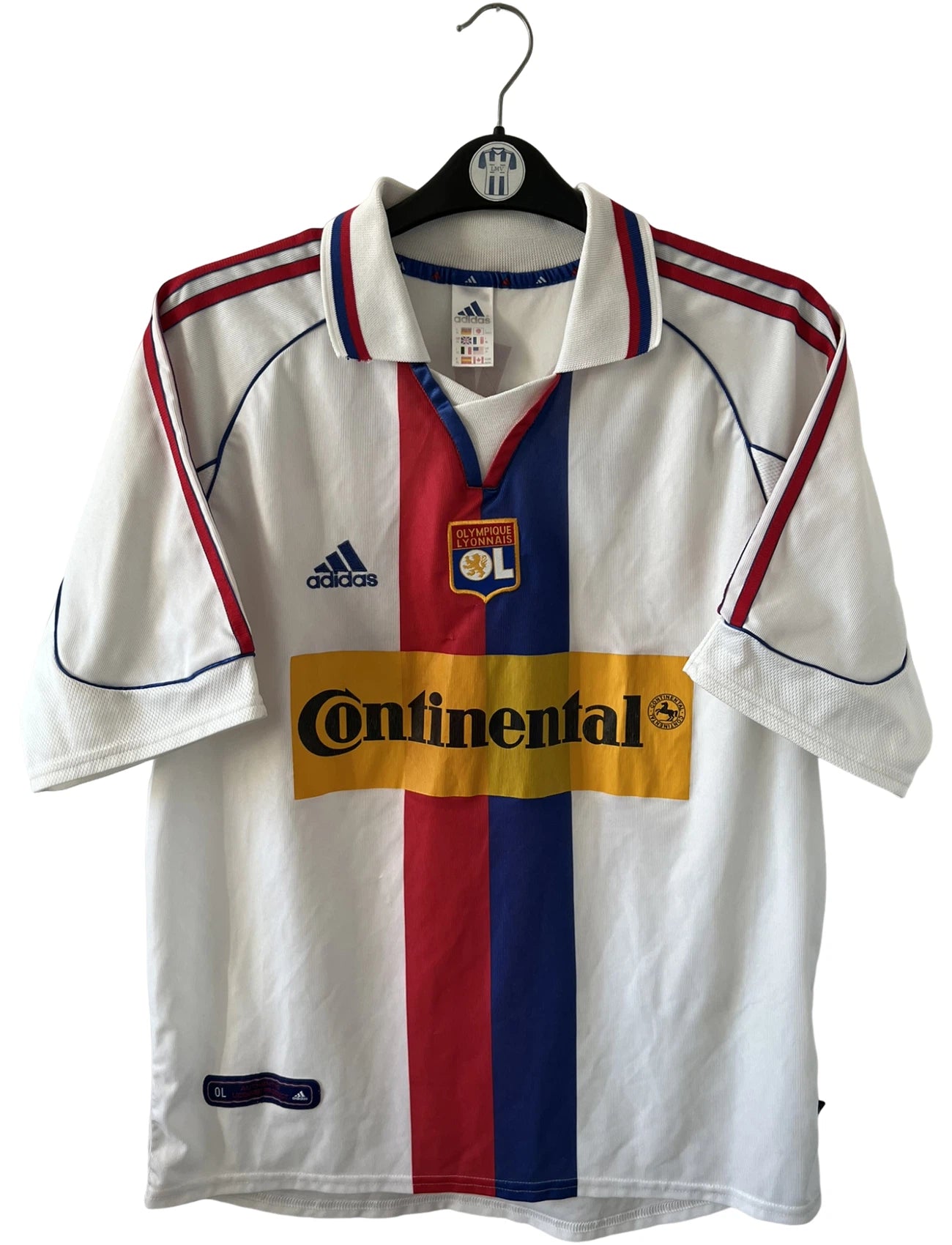 Maillot de foot vintage domicile blanc de l'OL 2000/2001. On peut retrouver l'équipementier Adidas et le sponsor Continental. Le maillot est floqué du numéro 14 Sidney Govou. Il s'agit d'un maillot authentique d'époque.