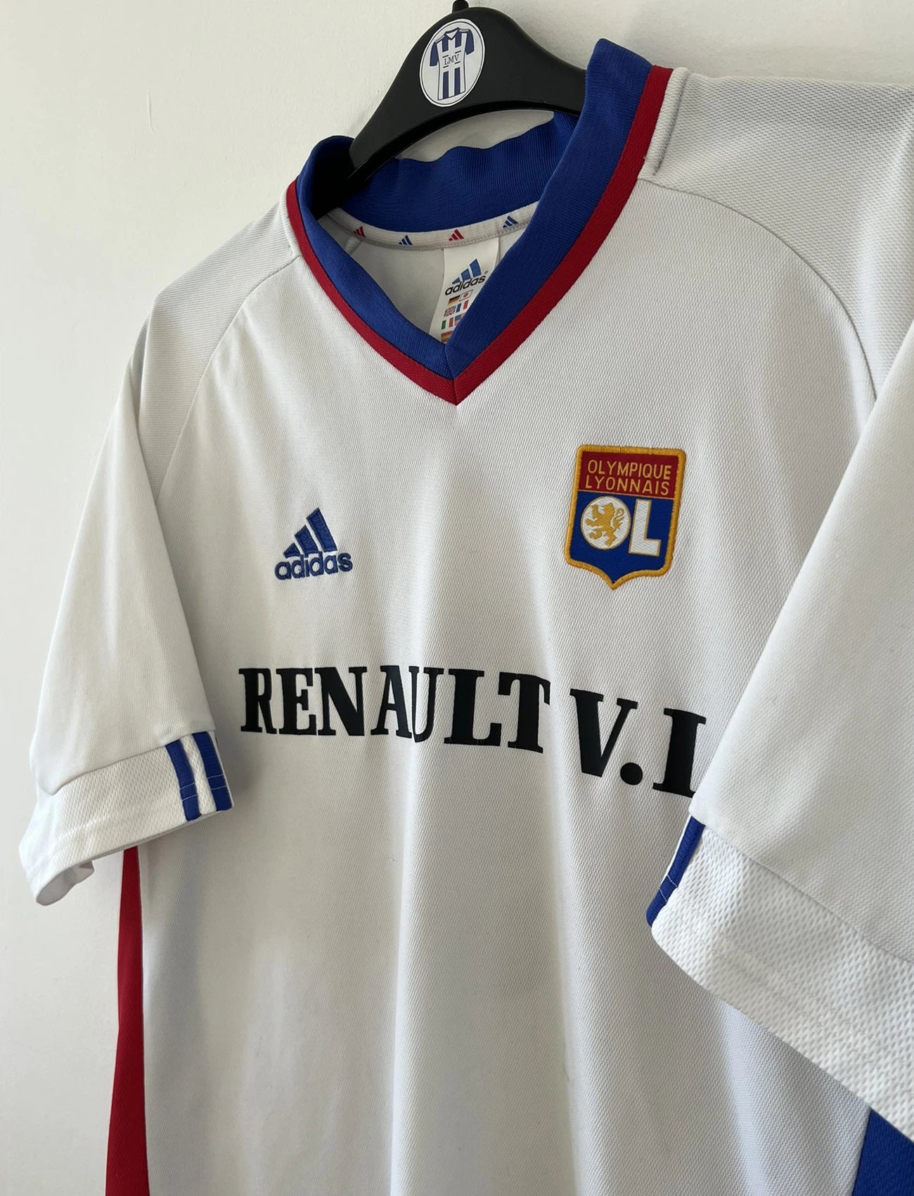 Maillot de foot vintage de l'Olympique Lyonnais de la saison 2001/2002. Le maillot est de couleur bleu, blanc et rouge. On peut retrouver l'équipementier adidas et le sponsor renault. On peut retrouver le flocage du numéro 9 Sonny Anderson au dos du maillot. Il s'agit d'un maillot authentique d'époque.