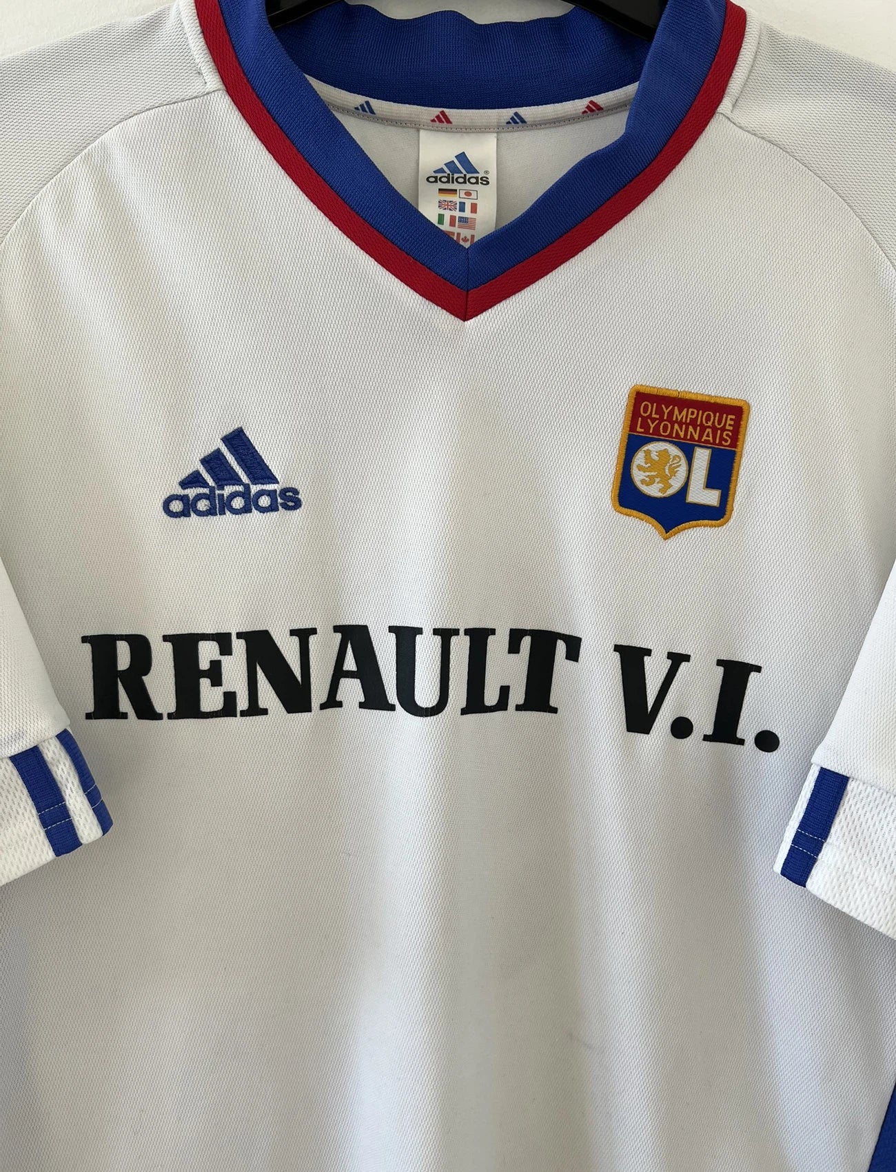 Maillot de foot vintage de l'Olympique Lyonnais de la saison 2001/2002. Le maillot est de couleur bleu, blanc et rouge. On peut retrouver l'équipementier adidas et le sponsor renault. On peut retrouver le flocage du numéro 9 Sonny Anderson au dos du maillot. Il s'agit d'un maillot authentique d'époque.