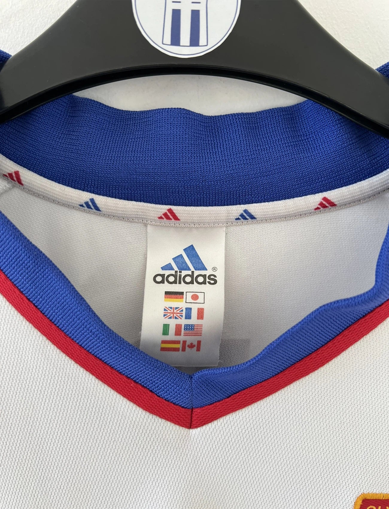Maillot de foot vintage de l'Olympique Lyonnais de la saison 2001/2002. Le maillot est de couleur bleu, blanc et rouge. On peut retrouver l'équipementier adidas et le sponsor renault. On peut retrouver le flocage du numéro 9 Sonny Anderson au dos du maillot. Il s'agit d'un maillot authentique d'époque.