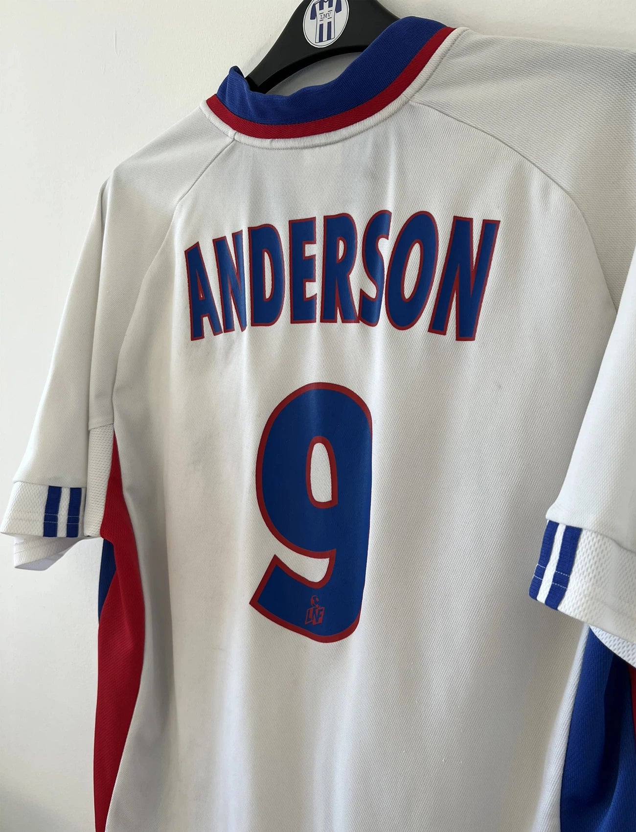 Maillot de foot vintage de l'Olympique Lyonnais de la saison 2001/2002. Le maillot est de couleur bleu, blanc et rouge. On peut retrouver l'équipementier adidas et le sponsor renault. On peut retrouver le flocage du numéro 9 Sonny Anderson au dos du maillot. Il s'agit d'un maillot authentique d'époque.