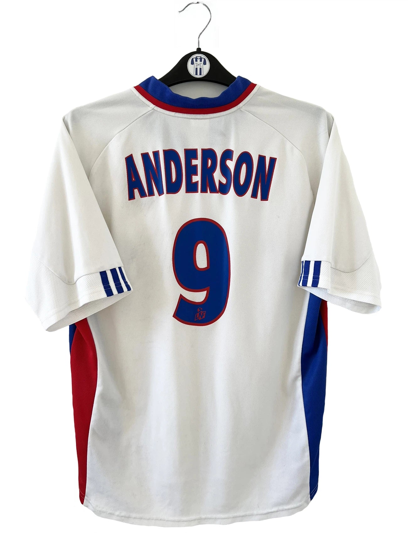 Maillot de foot vintage de l'Olympique Lyonnais de la saison 2001/2002. Le maillot est de couleur bleu, blanc et rouge. On peut retrouver l'équipementier adidas et le sponsor renault. On peut retrouver le flocage du numéro 9 Sonny Anderson au dos du maillot. Il s'agit d'un maillot authentique d'époque.