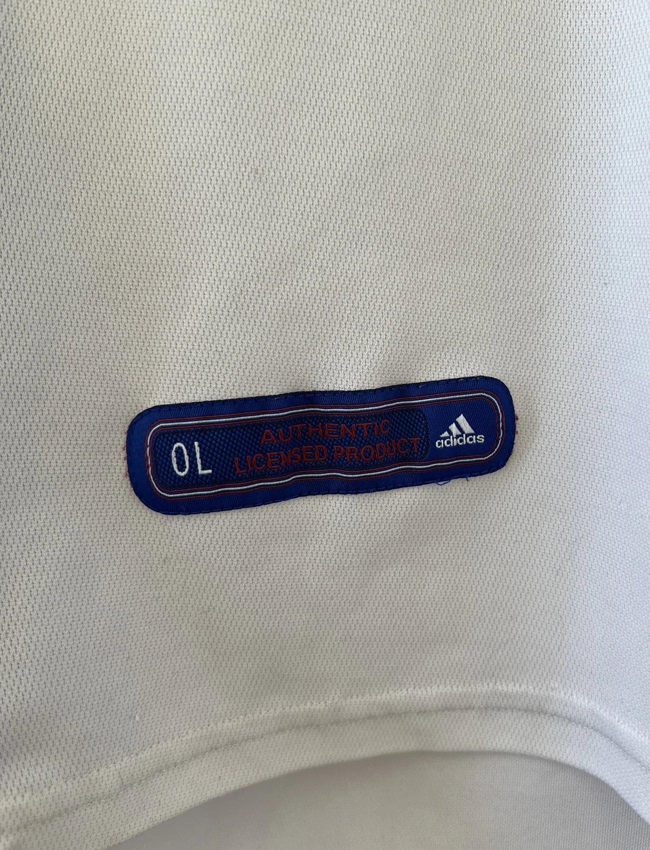 Maillot de foot vintage de l'Olympique Lyonnais de la saison 2001/2002. Le maillot est de couleur bleu, blanc et rouge. On peut retrouver l'équipementier adidas et le sponsor renault. On peut retrouver le flocage du numéro 9 Sonny Anderson au dos du maillot. Il s'agit d'un maillot authentique d'époque.