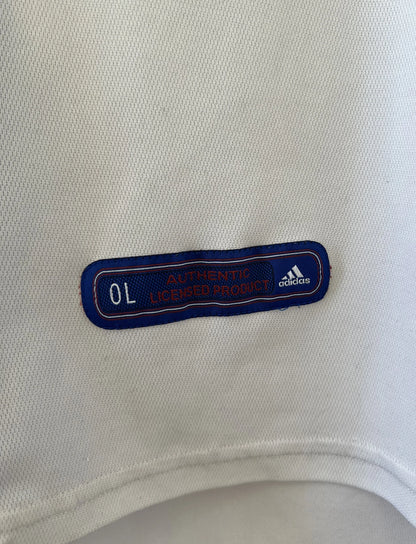 Maillot de foot vintage de l'Olympique Lyonnais de la saison 2001/2002. Le maillot est de couleur bleu, blanc et rouge. On peut retrouver l'équipementier adidas et le sponsor renault. On peut retrouver le flocage du numéro 9 Sonny Anderson au dos du maillot. Il s'agit d'un maillot authentique d'époque.