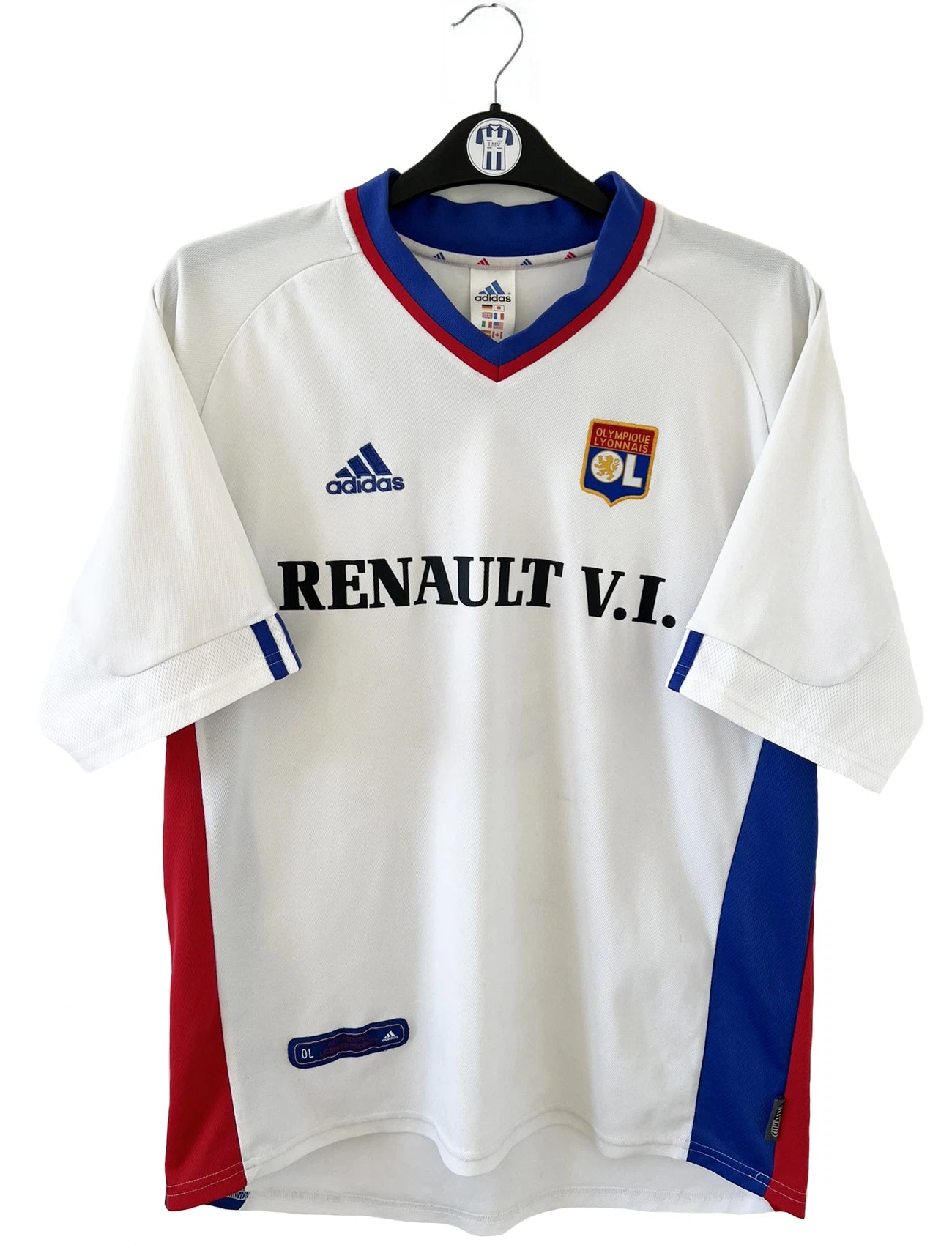 Maillot de foot vintage de l'Olympique Lyonnais de la saison 2001/2002. Le maillot est de couleur bleu, blanc et rouge. On peut retrouver l'équipementier adidas et le sponsor renault. On peut retrouver le flocage du numéro 9 Sonny Anderson au dos du maillot. Il s'agit d'un maillot authentique d'époque.