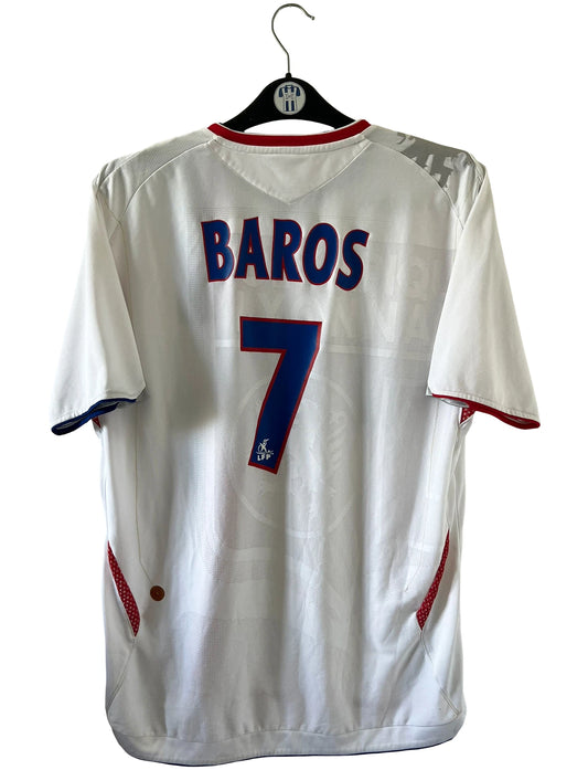 Maillot de foot vintage domicile blanc de l'olympique lyonnais de la saison 2006/2007. On peut retrouver l'équipementier Umbro et le sponsor Novotel. Le maillot est floqué du numéro 7 Milan Baros. Il s'agit d'un maillot authentique d'époque.