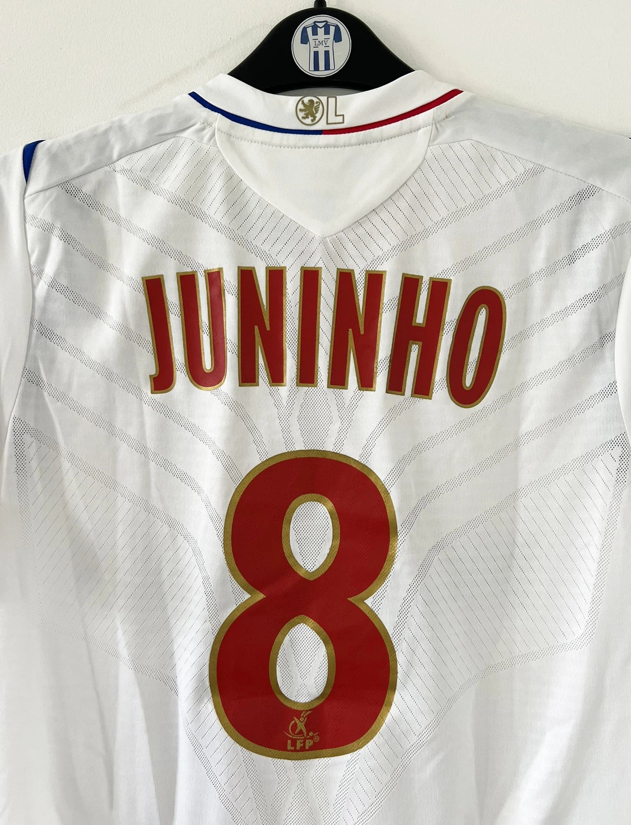 Maillot de foot vintage domicile blanc de l'OL de la saison 2008/2009. On peut retrouver l'équipementier Umbro et le sponsor Novotel. Le maillot est floqué du numéro 8 Juninho. Il s'agit d'un maillot authentique d'époque.